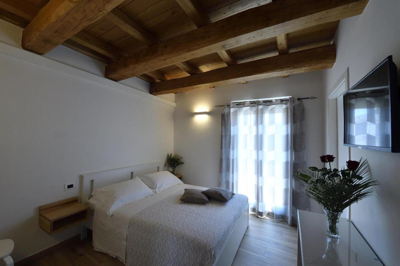 Le Benedettine Affittacamere Relais ฟอนดี ภายนอก รูปภาพ