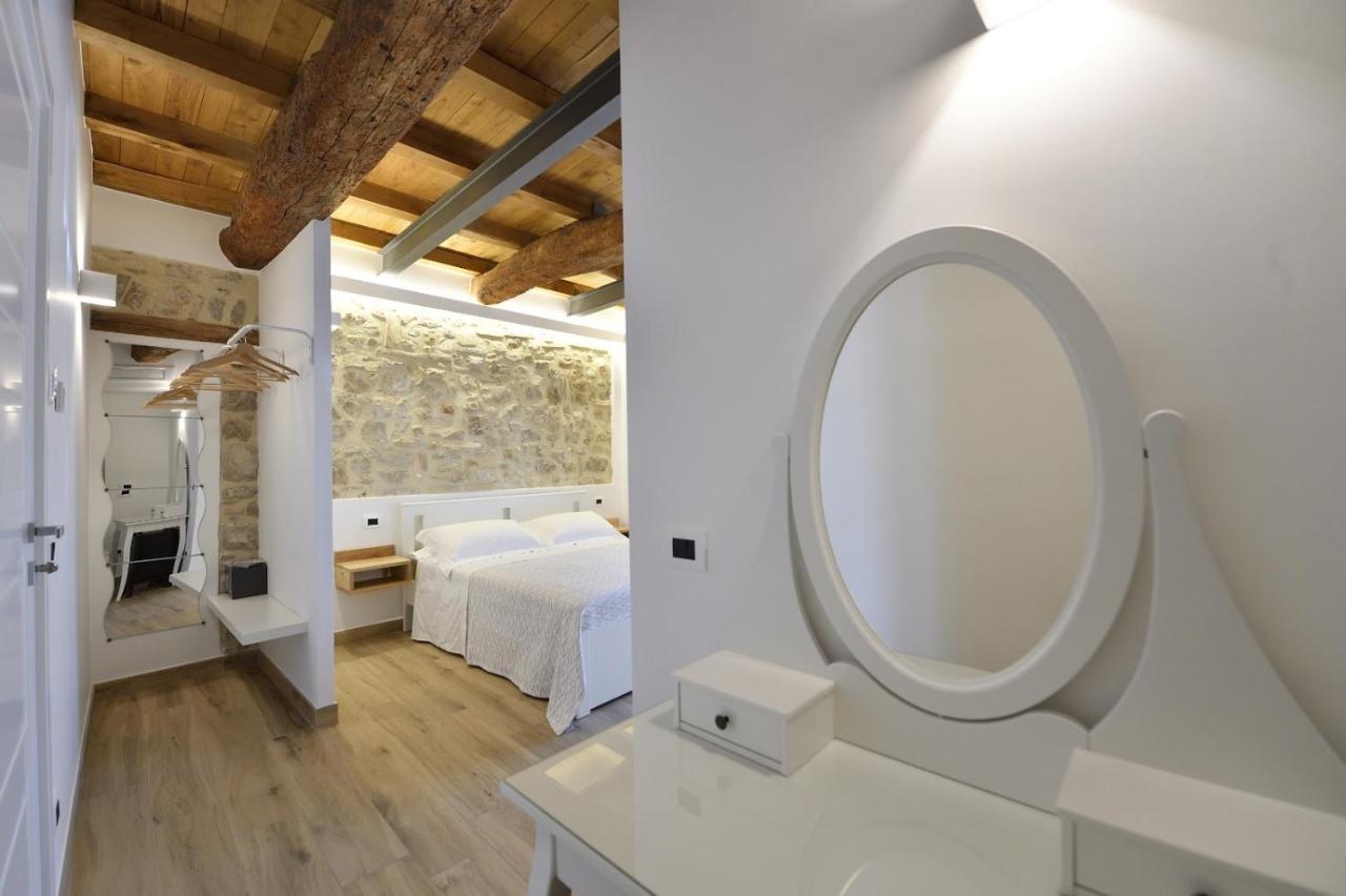 Le Benedettine Affittacamere Relais ฟอนดี ภายนอก รูปภาพ